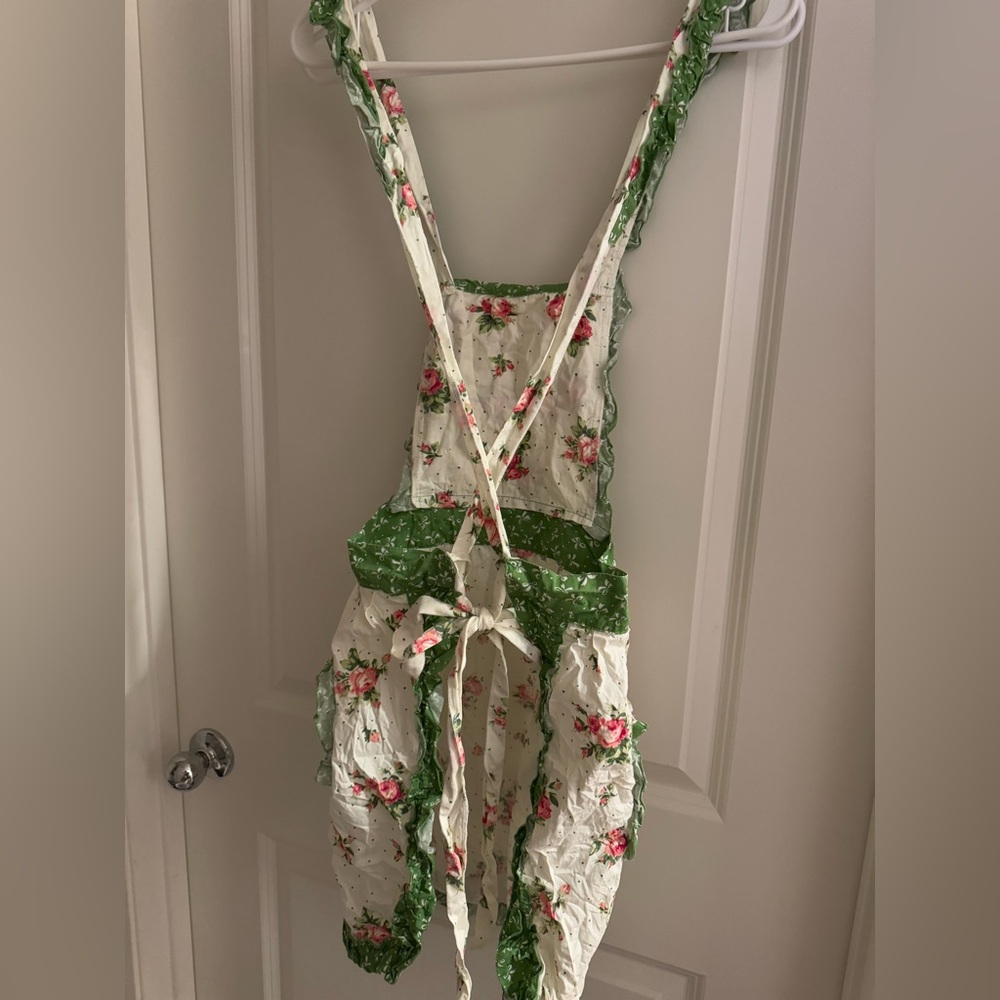 Adorable vintage style rose apron